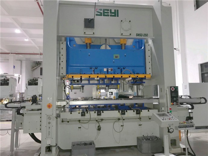 汽車零部件沖壓生產(chǎn)為什么要用沖床三次元機(jī)械手？