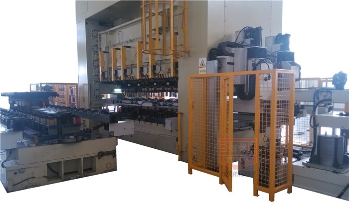 三次元機(jī)械手需要配套哪些設(shè)備使用實(shí)現(xiàn)多工序沖壓生產(chǎn)？