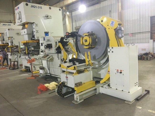 沖床機(jī)械手+三合一送料機(jī)自動(dòng)沖壓生產(chǎn)線解決方案解析